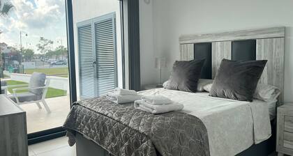 Immaculate Apartment Overlooking the Pool CEI35-5
