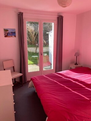 4 bedrooms, iron/ironing board, WiFi