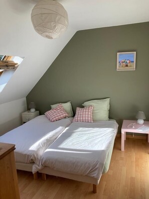 4 bedrooms, iron/ironing board, WiFi