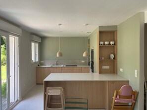 Microwave, dishwasher, coffee/tea maker, cookware/dishes/utensils