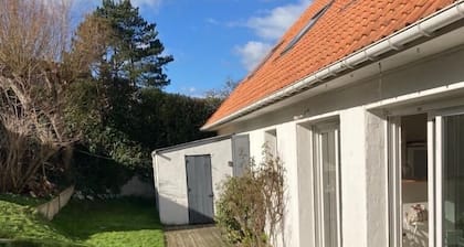 House surrounded by a garden, 5 mns walk from the beach. Saturday to Saturday.