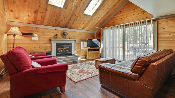 TV, fireplace, DVD player