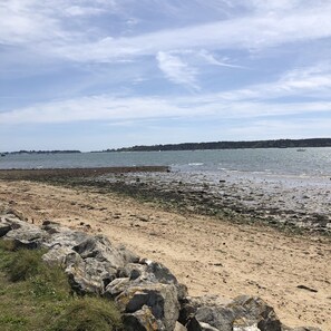 Beach nearby, beach towels - Perfect retreat for two! One bed house with garden, minutes from sea front (Poole)