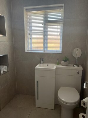 Shower, hair dryer, towels, soap - Perfect retreat for two! One bed house with garden, minutes from sea front (Poole)