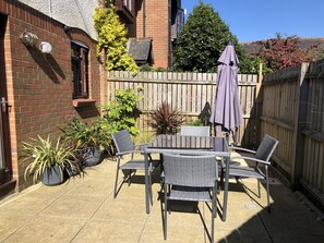 Outdoor dining - Perfect retreat for two! One bed house with garden, minutes from sea front (Poole)