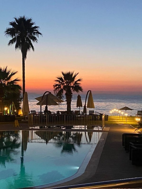 Voorkant accommodatie - avond/nacht