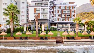 Plage privée, cabines gratuites, chaises longues, parasols