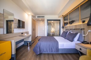 Peralatan tempat tidur premium, bar mini, peti besi dalam bilik 
