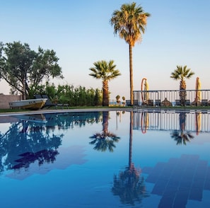 Piscina interna, piscina externa, guarda-sóis, espreguiçadeiras