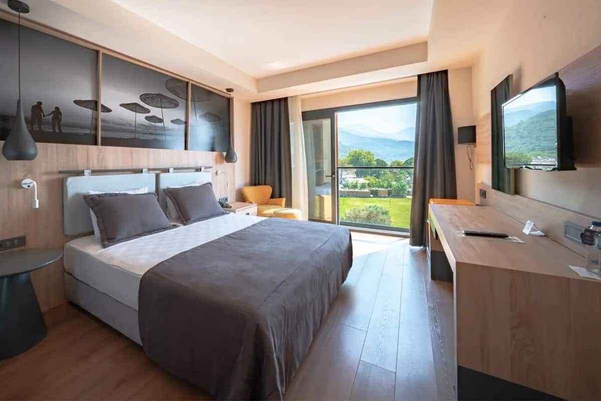 Deluxe Room with French Balcony | เครื่องนอนระดับพรีเมียม, มินิบาร์, ตู้นิรภัยในห้องพัก