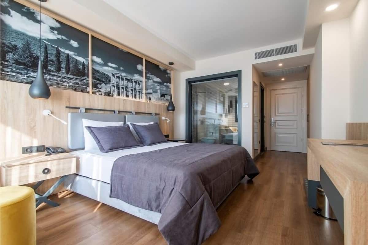 1 bedroom, premium bedding, minibar, in-room safe