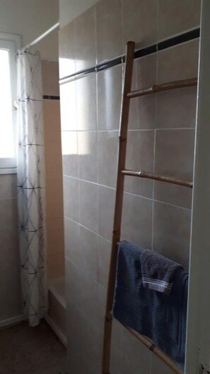 Sèche-cheveux, serviettes fournies, papier toilette