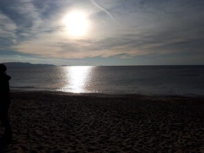 På stranden