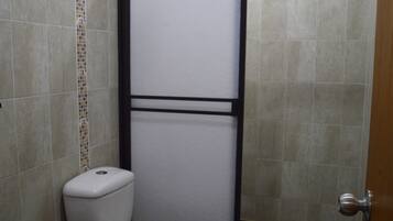 Een douche, handdoeken