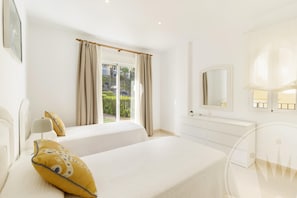 3 bedrooms, iron/ironing board, WiFi, bed sheets
