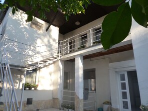 Vista frontal de la propiedad