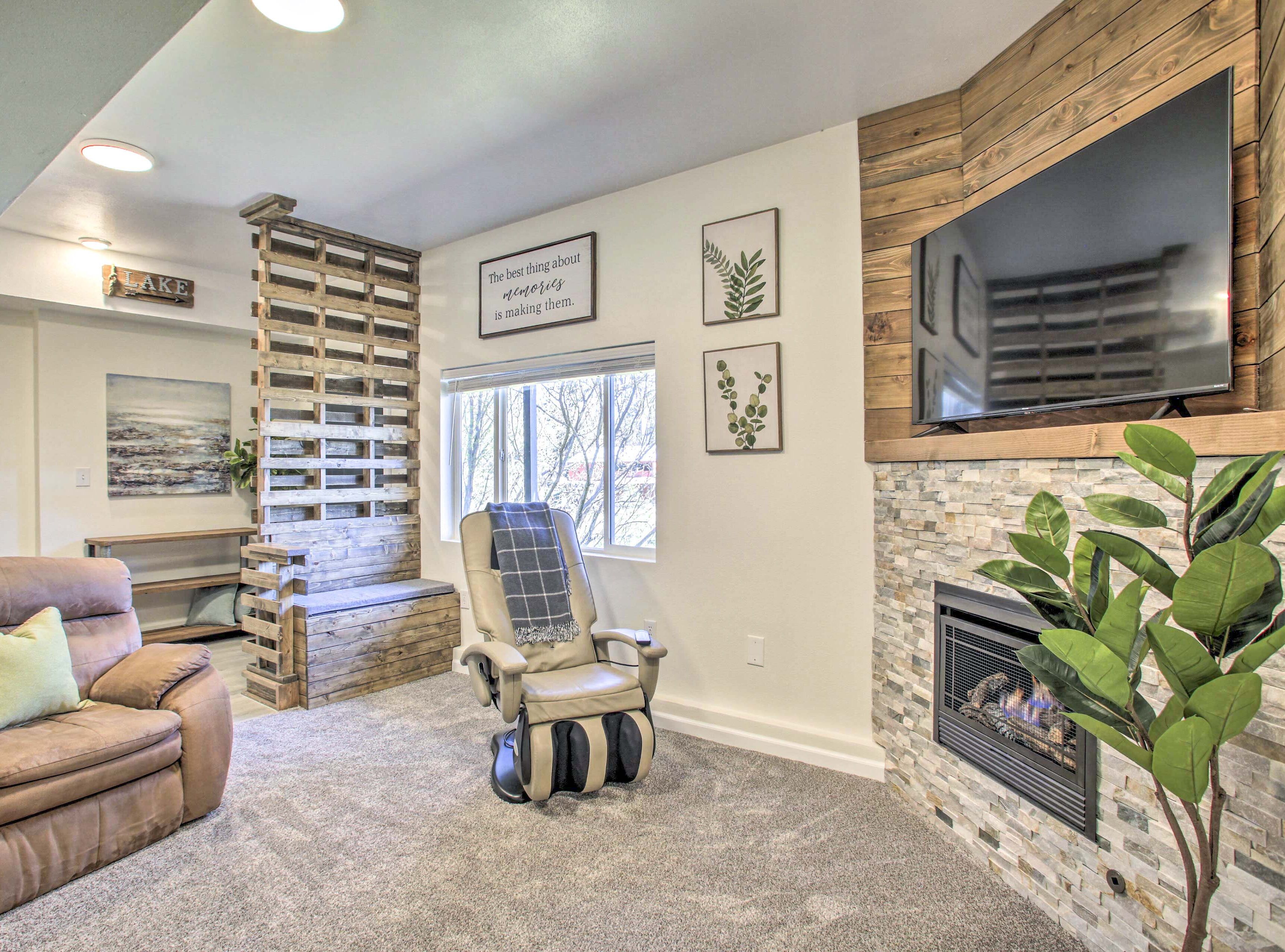 TV, fireplace