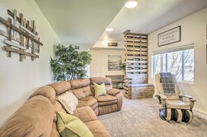 Interior - Lakeview Lodge w/ Spacious Yard: Families Welcome (Nine Mile Falls)
