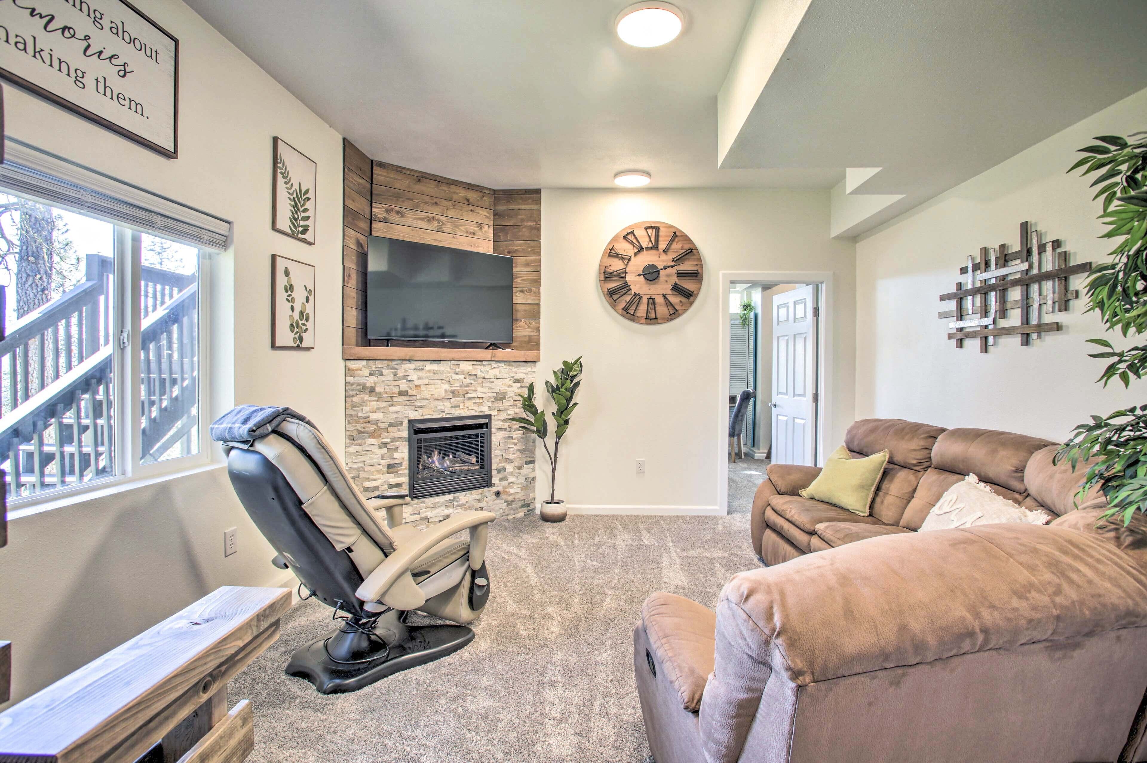 TV, fireplace