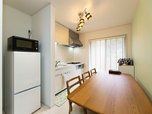 Refrigerador, microondas, parrilla de estufa y utensilios de cocina