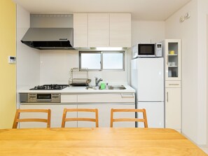 Fridge, microwave, stovetop, cookware/dishes/utensils