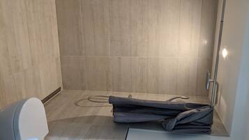 Regendusche, Haartrockner, Handtücher, Toilettenpapier