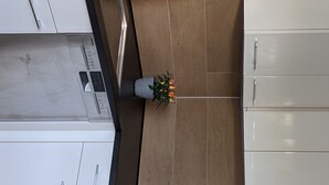 Interior - Bright. Luxurious. Nestled in Nature. Close to Ulm, yet central to so much! (Elchingen)