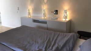 Room - Bright. Luxurious. Nestled in Nature. Close to Ulm, yet central to so much! (Elchingen)