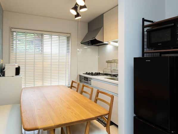 Fridge, microwave, stovetop, cookware/dishes/utensils