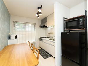 Køleskab, mikrobølgeovn, kogeplade, køkkentøj/tallerkener/redskaber