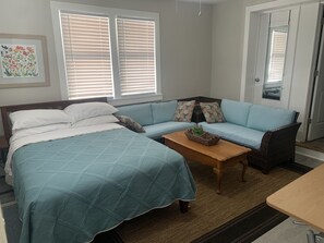 1 chambre, bureau, fer et planche à repasser, lit parapluie