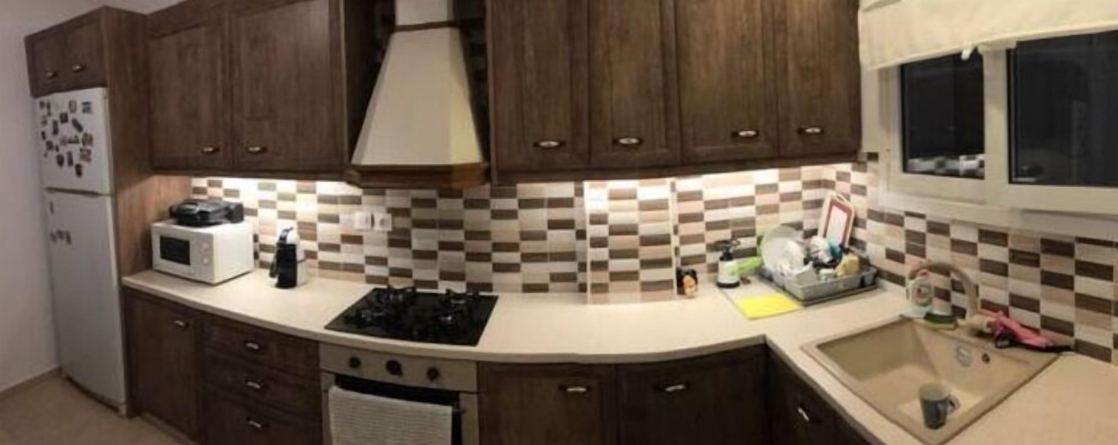 Réfrigérateur, micro-ondes, plaque de cuisson, lave-vaisselle