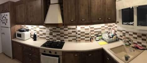 Een koelkast, een microgolfoven, een kookplaat, een vaatwasser