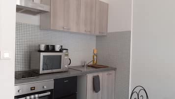 Een koelkast, een microgolfoven, een oven, een kookplaat