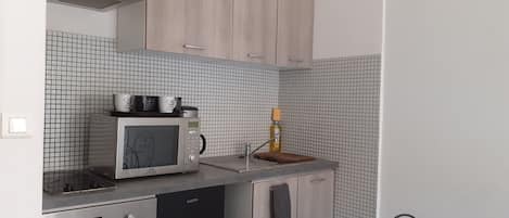 Kühlschrank, Mikrowelle, Ofen, Herdplatte