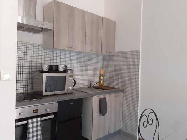 Fridge, microwave, oven, stovetop