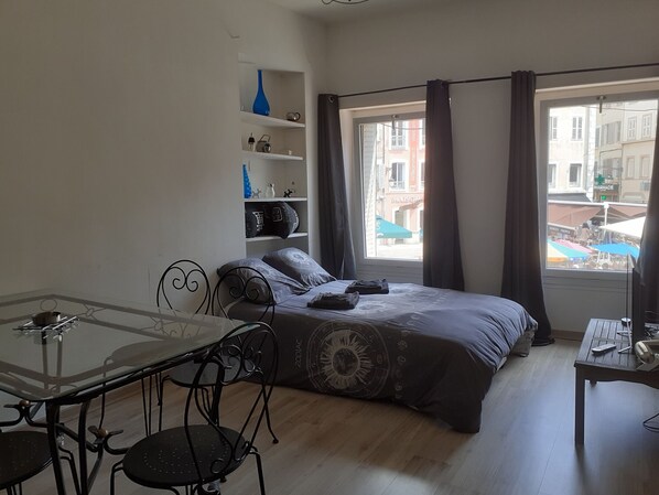 3 bedrooms, desk, iron/ironing board, travel cot