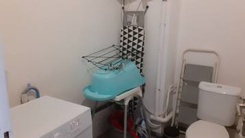 Douche, sĂšche-cheveux, serviettes fournies, savon