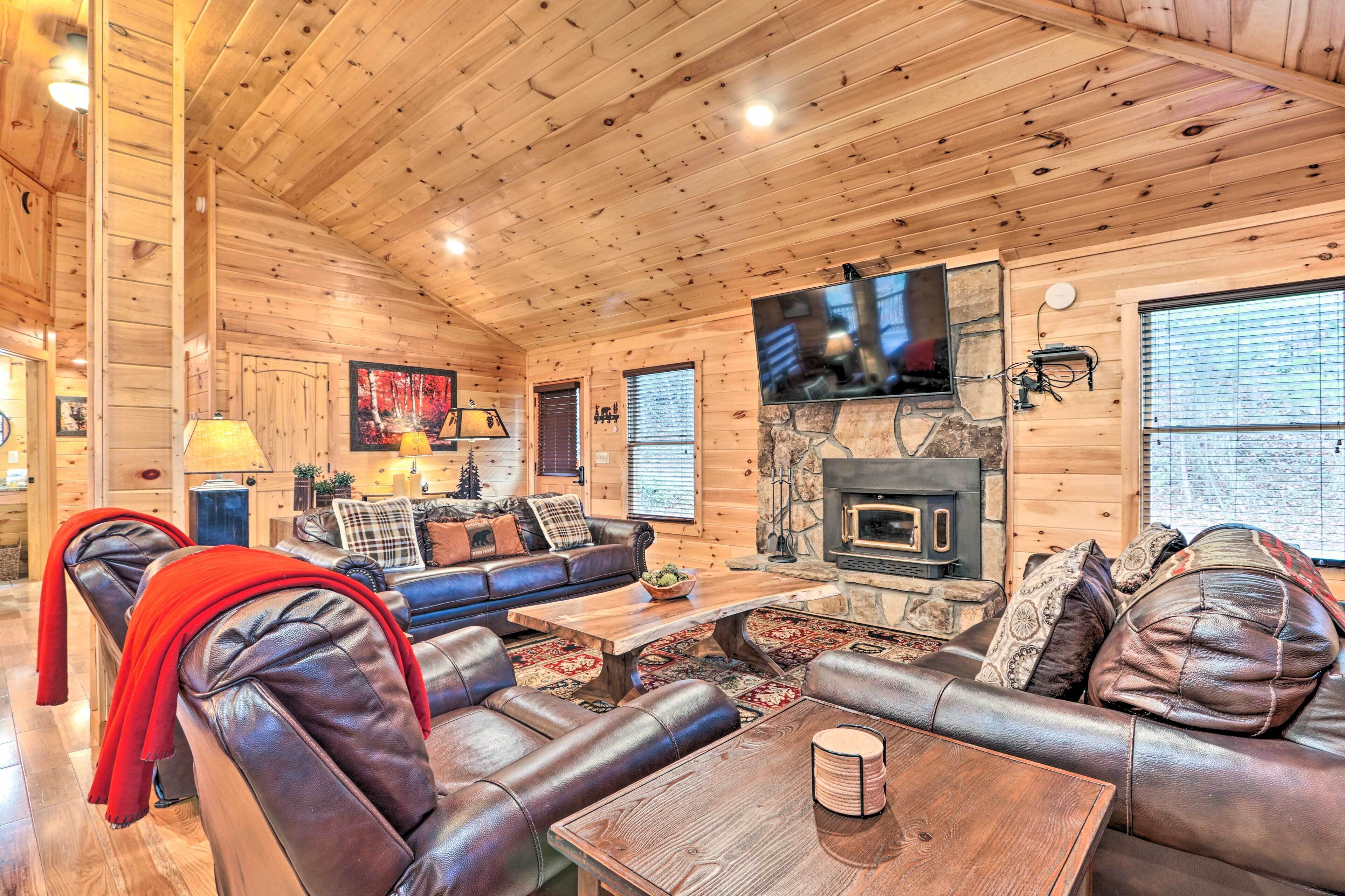 Luxe Cabin w\/ Hot Tub, Theater, Pool Table, Arcade