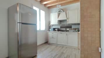 Kjøleskap, mikrobølgeovn, kokeplater og oppvaskmaskin