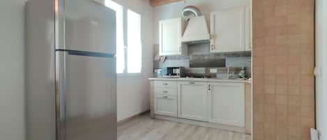 Réfrigérateur, micro-ondes, plaque de cuisson, lave-vaisselle