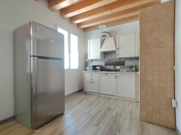 Réfrigérateur, micro-ondes, plaque de cuisson, lave-vaisselle