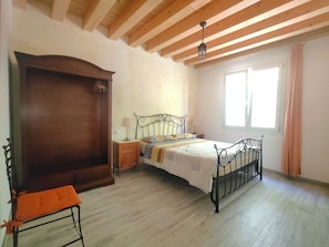 3 bedrooms, iron/ironing board, travel cot, free WiFi