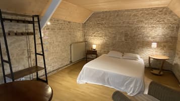 3 bedrooms, travel cot, free WiFi, bed sheets