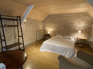 3 bedrooms, travel cot, free WiFi, bed sheets