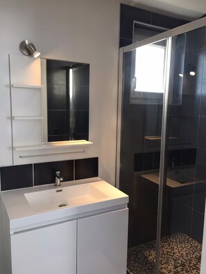 Dusche, Haartrockner, Handtücher, Seife