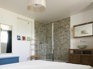 3 bedrooms, travel cot, free WiFi, bed sheets