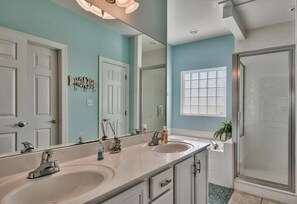 Bathtub, towels - Batchelor Button 51, 3 bedroom 2 1/2 bath (Miramar Beach)