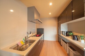 Fridge, microwave, stovetop, cookware/dishes/utensils