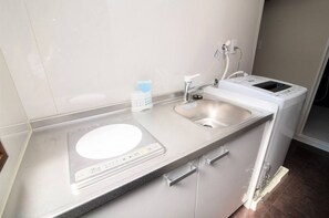 冷蔵庫、電子レンジ、コンロ、調理器具と食器